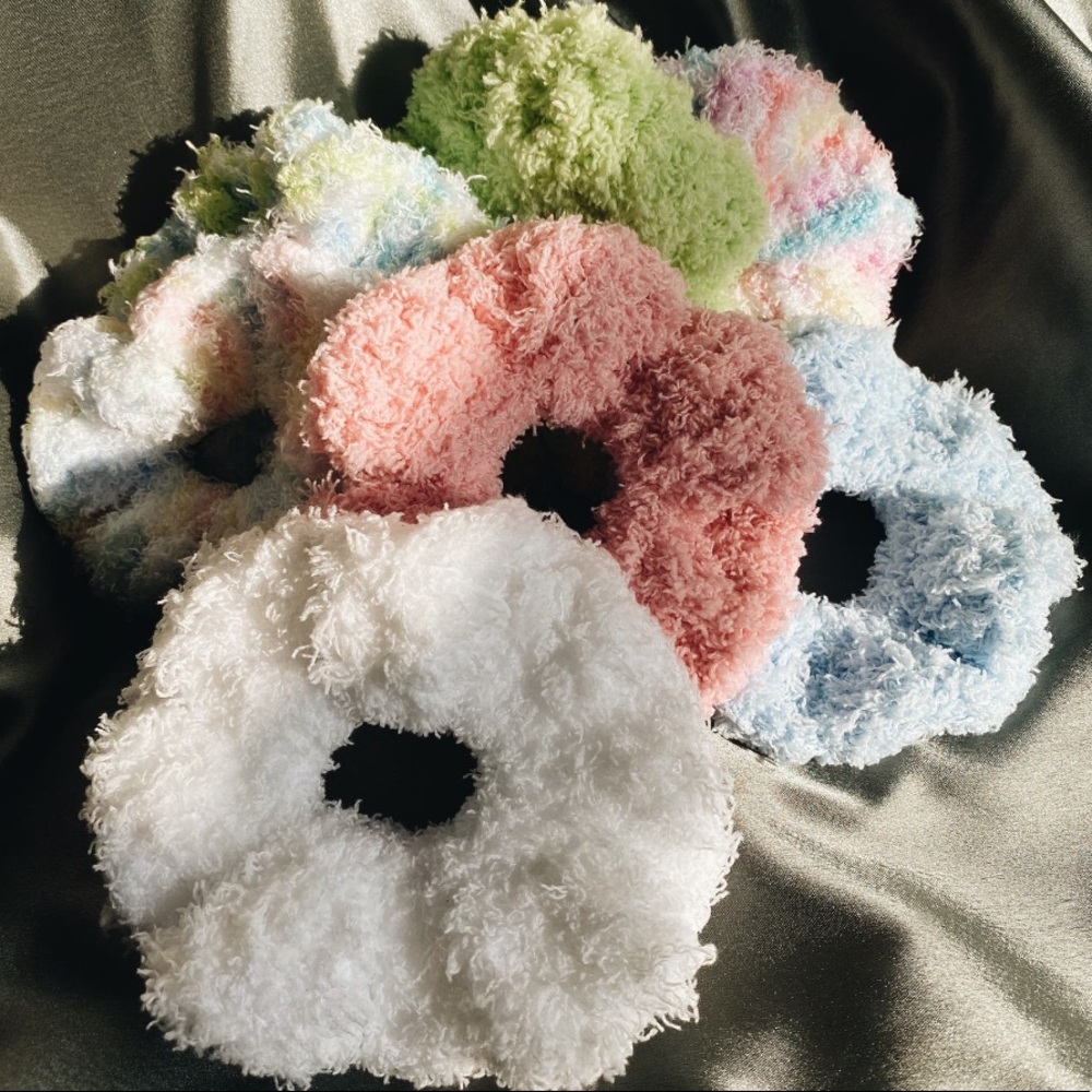 NWT Hand crochet pipsqueak scrunchie - Picture 2 of 5